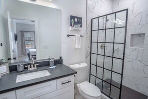 Departamento (3 Bedrooms) | Baño | Tina con regadera y toallas 