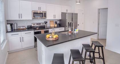 Experience Modern Luxury! 3br/2.5ba Home Near DT