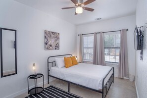 Apartment (3 Bedrooms) | 3 bedrooms, laptop workspace, iron/ironing board, bed sheets - Experience Modern Luxury! 3br/2.5ba Home Near DT (San Antonio)