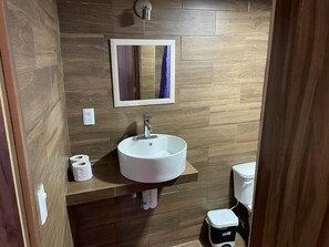 Family Studio Suite | Bathroom | Shower, rainfall showerhead, free toiletries, towels - HOTEL LA INTIMIDAD (Alvarado)