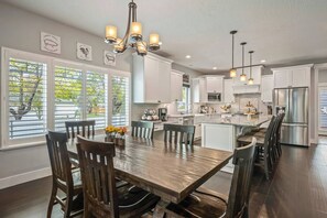 Dining - 4BR Retreat Near Downtown | 2 Kitchens Sleeps 11 (Coeur d'Alene)