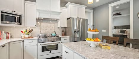 KĂŒhlschrank, Mikrowelle, Ofen, Herdplatte