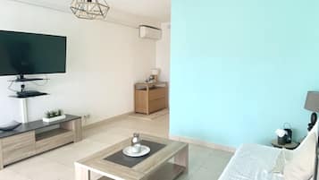 1 habitación, tabla de planchar con plancha y cuna de viaje