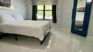 2 makuuhuonetta, silitysrauta/-lauta, ilmainen Wi-Fi, vuodevaatteet