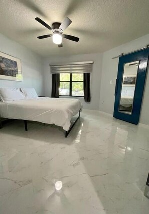 2 bedrooms, iron/ironing board, free WiFi, bed sheets - Modern Resort-Style Stay (Orlando)