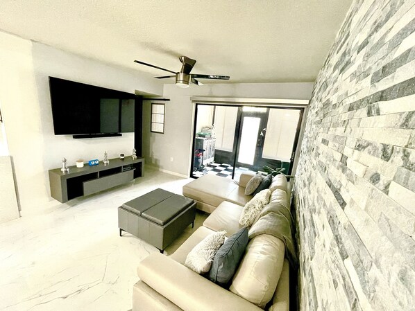 Smart TV - Modern Resort-Style Stay (Orlando)