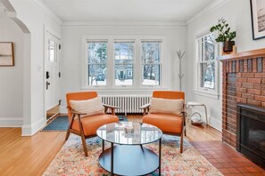 Smart TV, chimenea y libros 