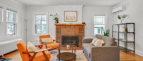 Smart-tv, een open haard en boeken