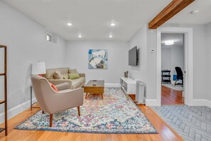 Smart TV, chimenea y libros 