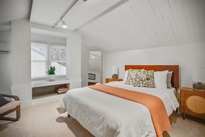 3 habitaciones, escritorio y tabla de planchar con plancha 