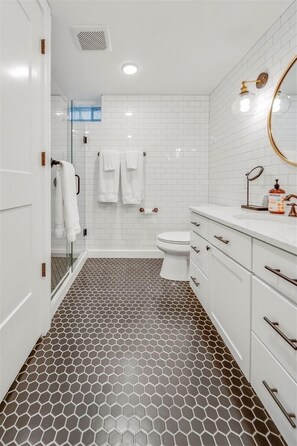 Bañera con ducha, secador de pelo, toallas, jabón