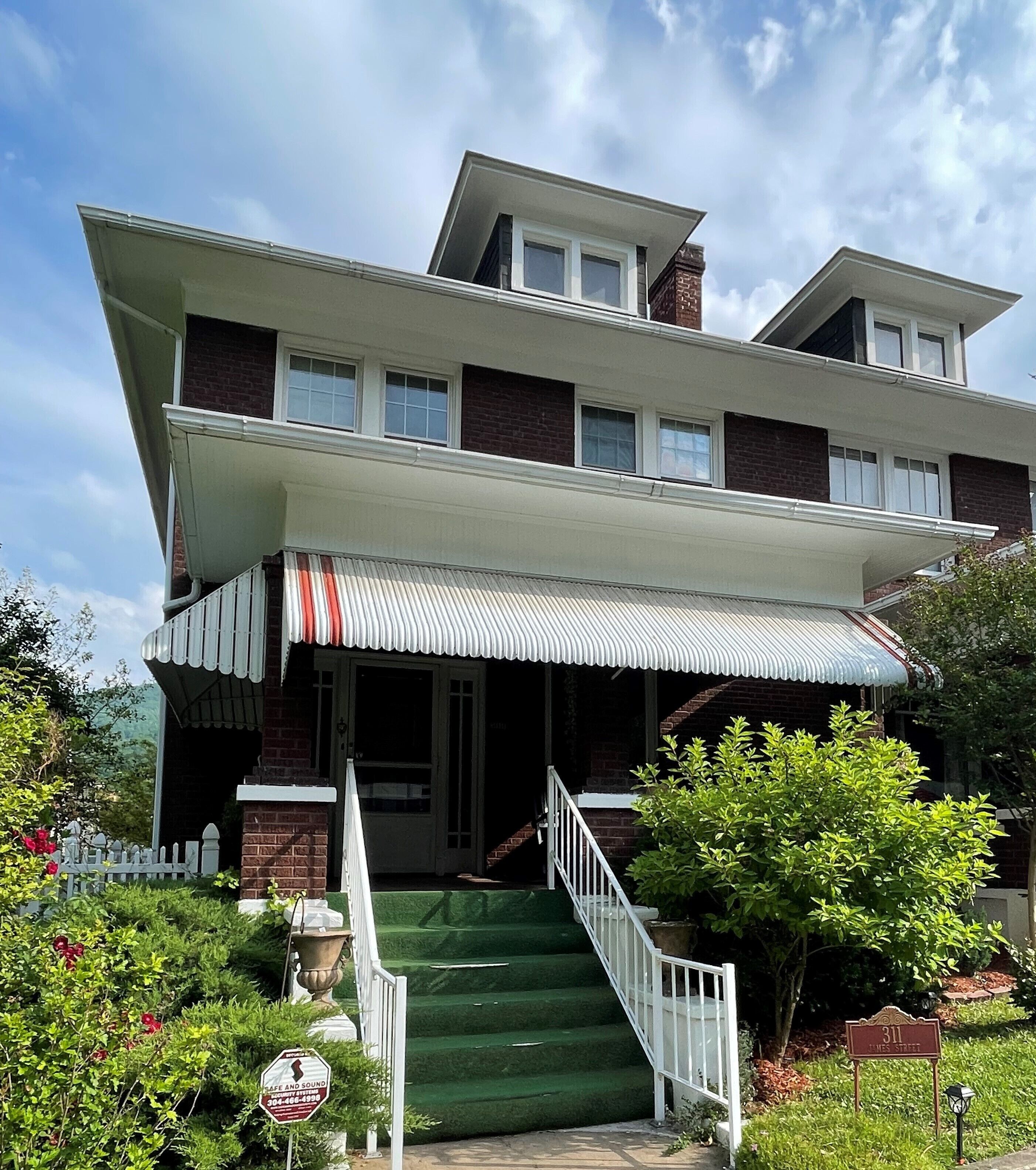 Large Historic Home in Downtown Hinton