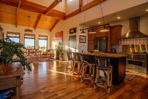 冷蔵庫、電子レンジ、オーブン、コンロ