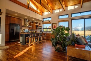 冷蔵庫、電子レンジ、オーブン、コンロ