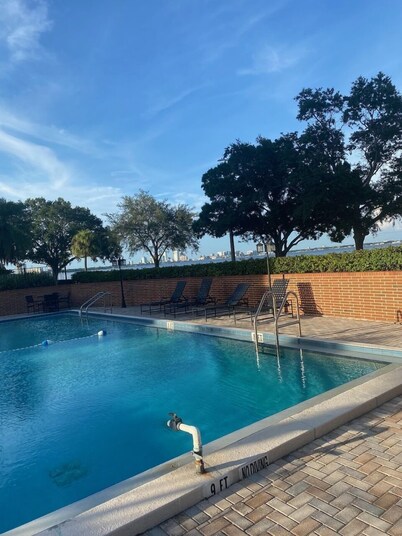 2 Bd/2 Ba Bayshore Blvd Condo|spectacular views of Tampa Bay|Free Parking|Pool