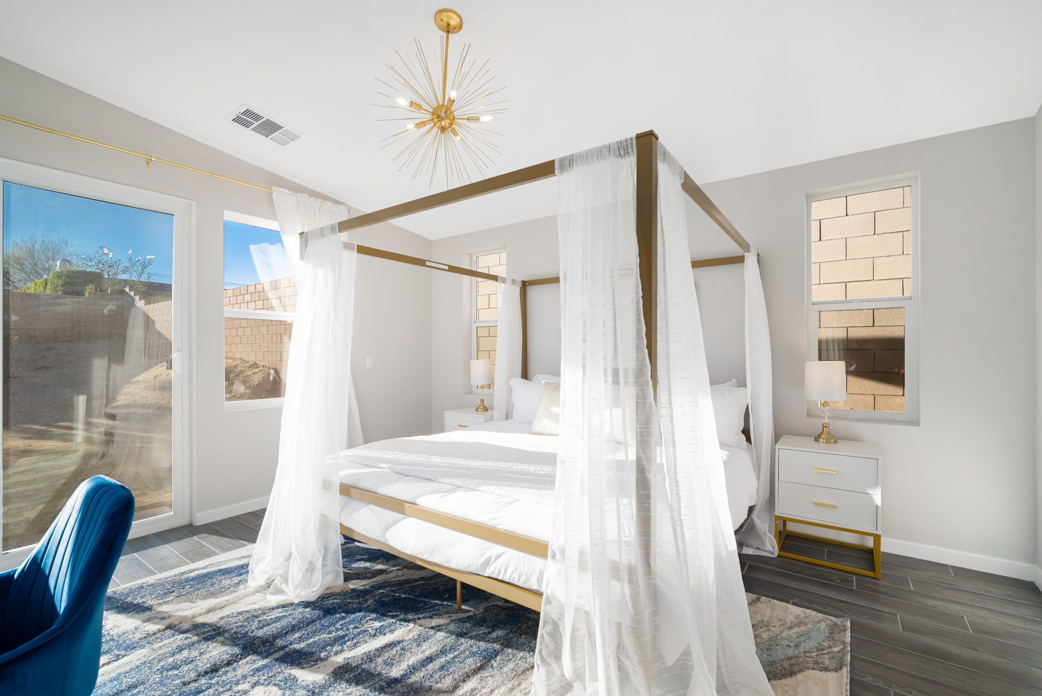 4 soverom, skrivebord, strykejern/-brett og reiseseng for barn