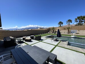 Outdoor dining - 4-bedroom vacation home close to Palm Springs, Joshua Tree, Agua Caliente casino (Desert Hot Springs)