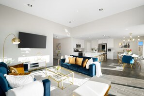 TV connectée, cheminée, baby-foot, table de tennis de table