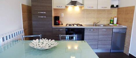 ثلاجة، فرن، موقد طهي مسطح، ماكينة لصنع القهوة/الشاي