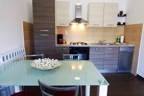 Fridge, oven, stovetop, coffee/tea maker - Holiday apartment with air conditioning and Internet (Rabac)