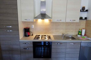 Fridge, oven, stovetop, coffee/tea maker - Holiday apartment with air conditioning and Internet (Rabac)
