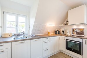 Fridge, oven, stovetop, dishwasher - Haderslebener Str. 28 (Sylt)