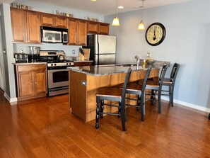 Fridge, microwave, oven, stovetop - La Paix by the Sea II, 4th Ave & Surf - NWW! Perfect location for beach lovers (North Wildwood)