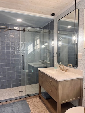 Combined shower/bathtub, hair dryer, soap, toilet paper - La Paix by the Sea II, 4th Ave & Surf - NWW! Perfect location for beach lovers (North Wildwood)