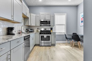 Réfrigérateur, four, plaque de cuisson, cafetière/bouilloire