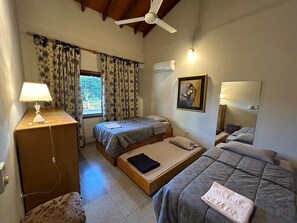 3 habitaciones, tabla de planchar con plancha, wifi y ropa de cama 
