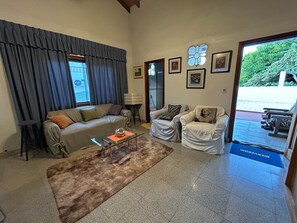 Living area - Spacious 3 Bedroom Apartment, Excellent Location (Asunción)