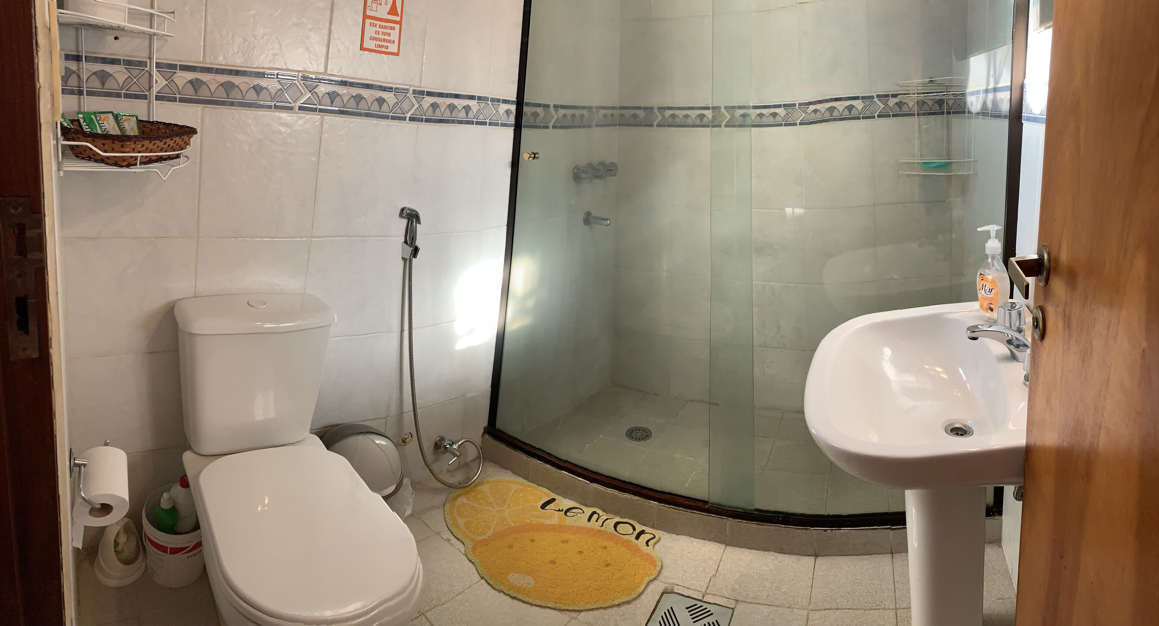Chuveiro, secador de cabelo, toalhas de banho, sabonete