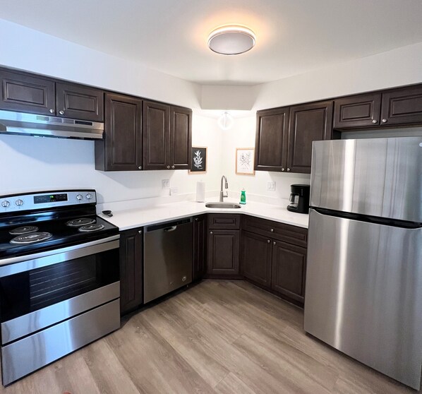 Refrigerador, microondas, placa de cocina, lavavajillas