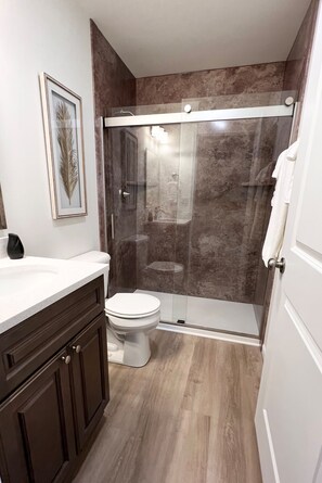 Ducha, secador de pelo, toallas, jabón