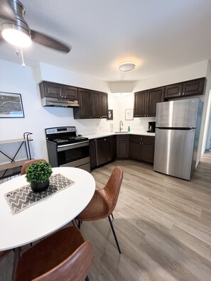 Refrigerador, microondas, placa de cocina, lavavajillas