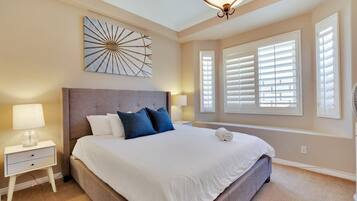 7 sovrum, skrivbord, strykjärn/strykbräda och resesäng