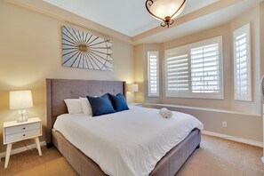 7 bedrooms, desk, iron/ironing board, travel crib - Near Coachella Festival, 5min walk 2 BNP Paribas, pool spa, 7bdrm, mountain view (La Quinta)