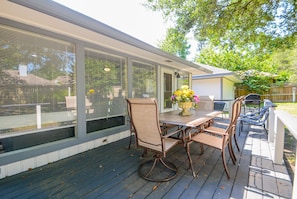 Deck with plenty of seating 