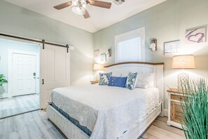 2 bedrooms, free WiFi, bed sheets - Close To The Beach, Close To The Action (Galveston)