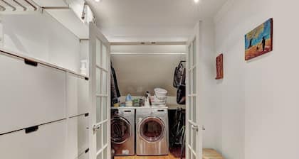 Vacation Apartment in Center of Outremont, Direct access to Downtown Montreal