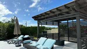 A rooftop lounge area with outdoor seating and a pergola structure. - Beautiful villa West with pool- 5 minutes to Gracebay beach (Providenciales)