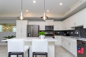 Fridge, oven, stovetop, coffee/tea maker