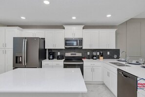 Jääkaappi, mikroaaltouuni, uuni, liesi