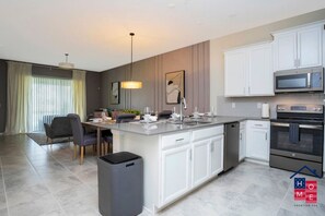 Réfrigérateur, four à micro-ondes, un four, surface de cuisson