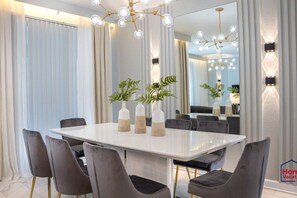 Dining - Charming House - Thematic Rooms & Private Pool (Four Corners)