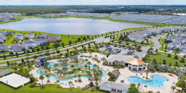 Un quartier résidentiel doté d’un grand lac, de plusieurs piscines et d’un parc aquatique.