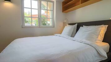 2 bedrooms, iron/ironing board, free WiFi, bed sheets