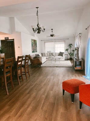 Een smart-tv, tafelvoetbal en boeken