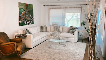 TV connectée, baby-foot, livres