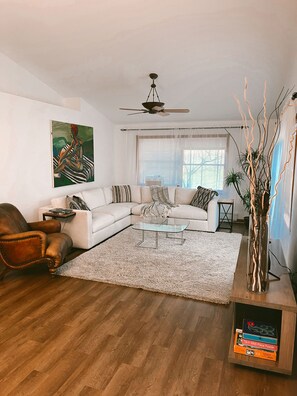 Smart TV, futbolito y libros 